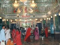 मंदिर में श्रद्धालु