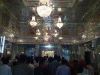 मंदिर के भीतर काँच की सजावट